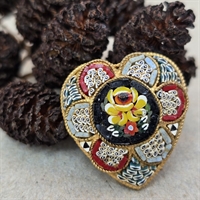 italiensk-glasmosaikhjerte-broche-multifarvet-snoet-guldfarvet-kant-vintage-smykke